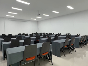 ห้องอบรมและที่นั่งผู้เข้าอบรม